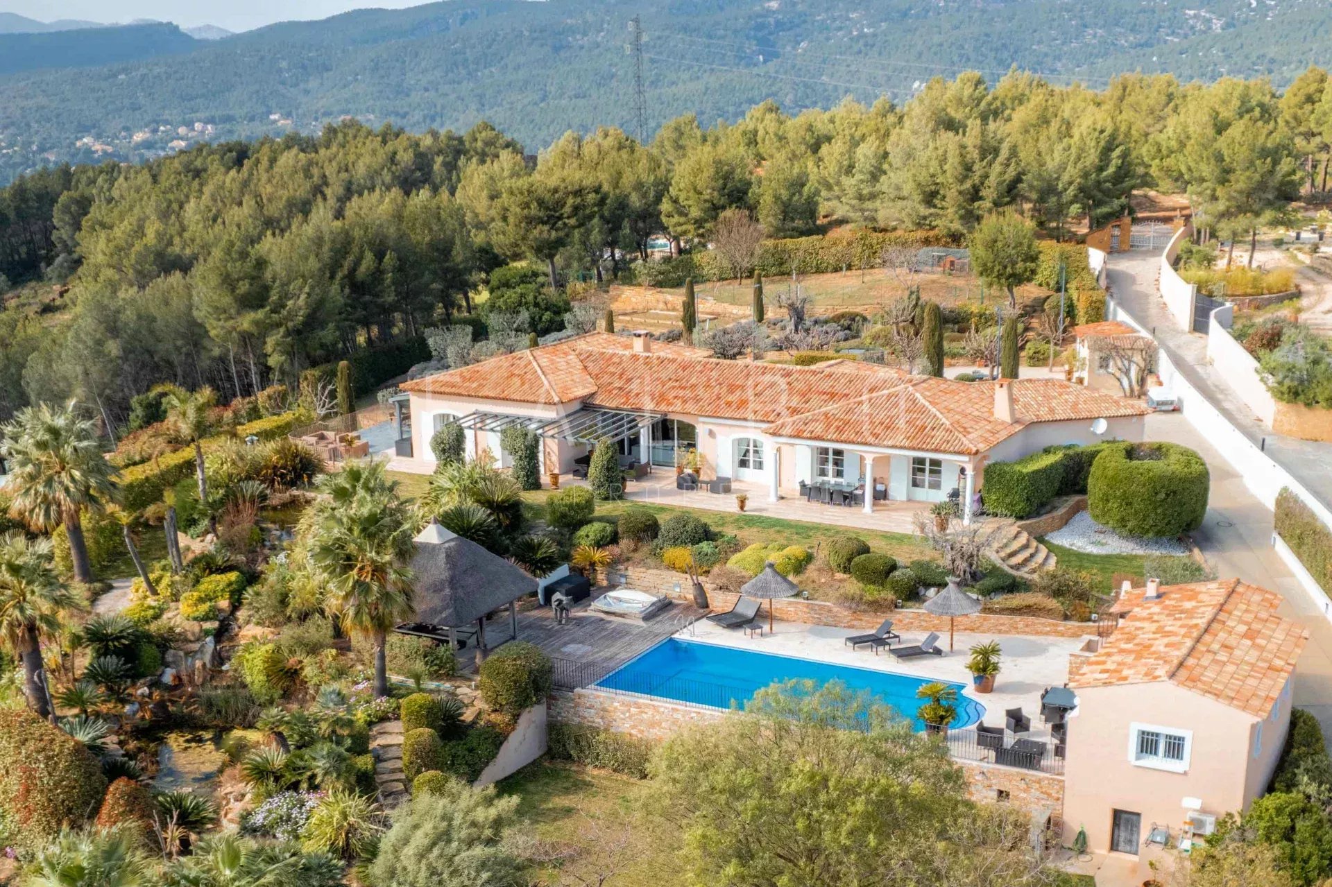 Vue aérienne d'une villa de plein pied avec piscine et parc paysager sur les hauteurs de La Ciotat.