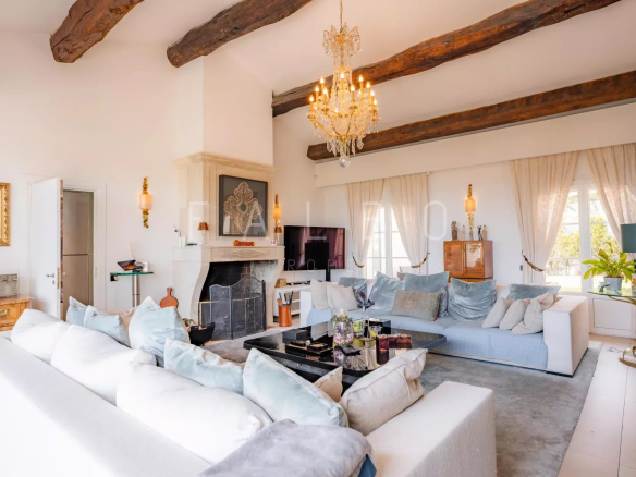 Intérieur d'une villa contemporaine avec salon spacieux et cheminée.