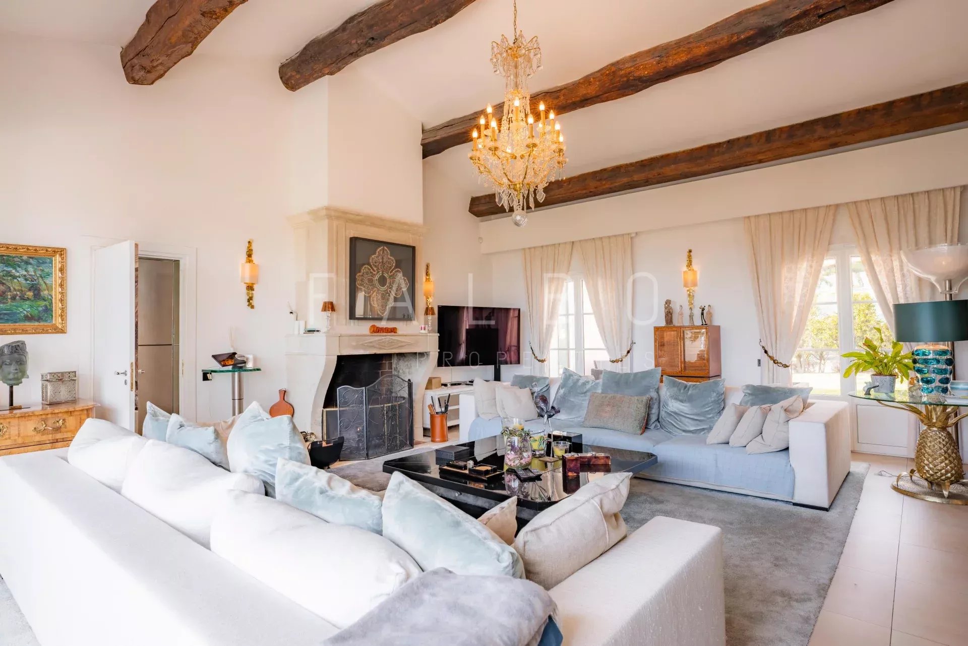 Intérieur d'une villa contemporaine avec salon spacieux et cheminée.