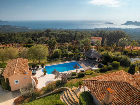 Vue aérienne d'une villa contemporaine avec piscine et parc paysager sur les hauteurs de La Ciotat.