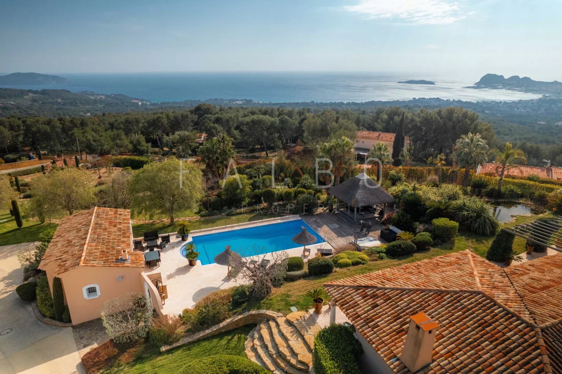 Vue aérienne d'une villa contemporaine avec piscine et parc paysager sur les hauteurs de La Ciotat.
