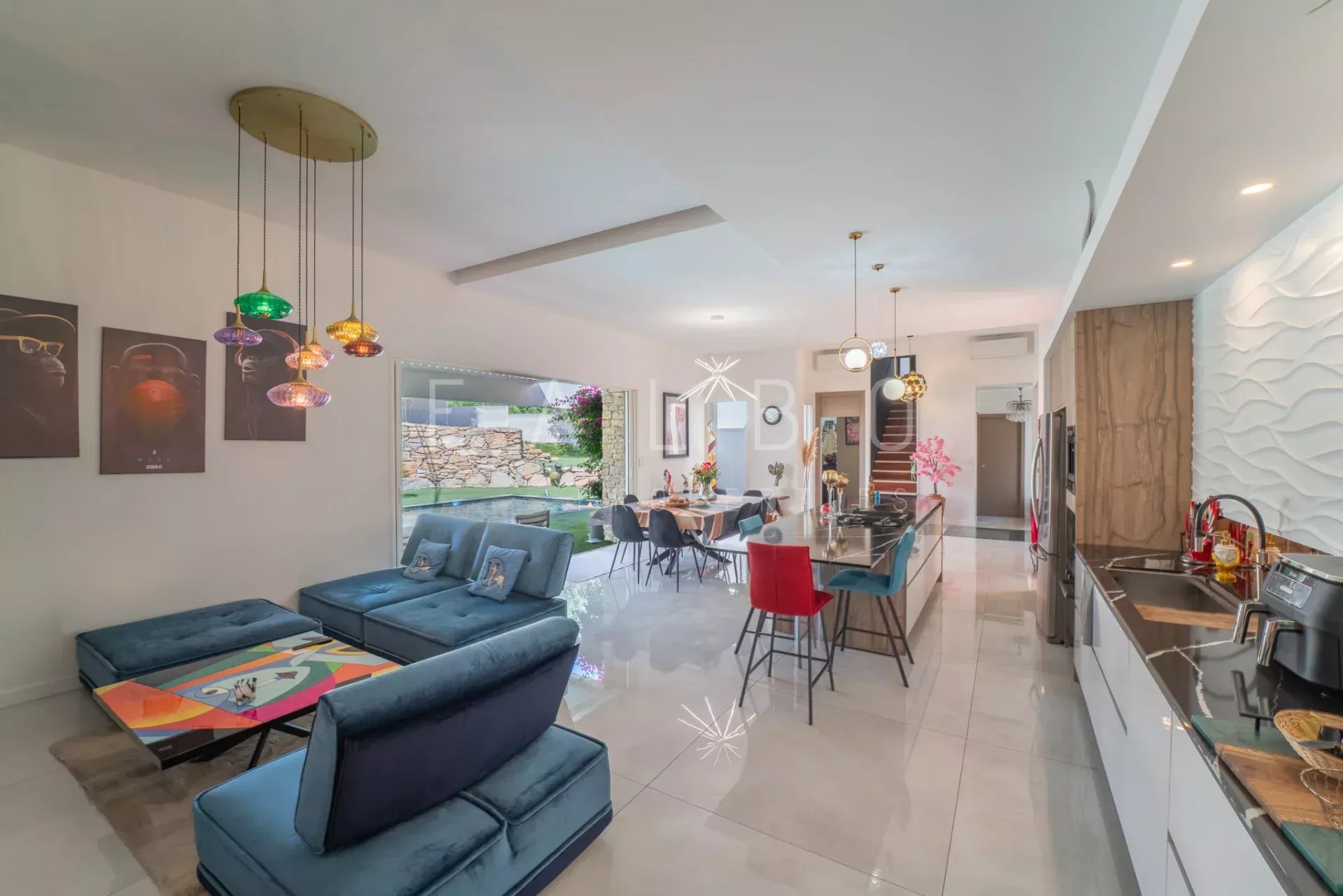 Contemporary interior of a villa in La Ciotat Modern interior of an architect-designed villa in La Ciotat, with living room and open kitchen.