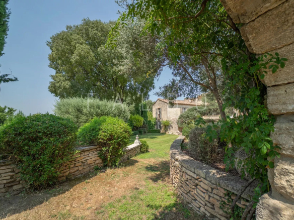Stone farmhouse of 400m² with garden and swimming pool, located near Uzès.
