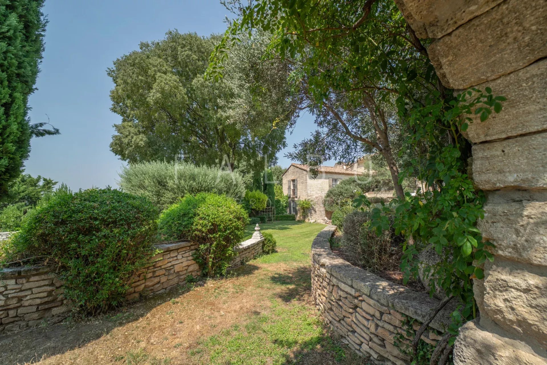 Provençal farmhouse near Uzès Stone farmhouse of 400m² with garden and swimming pool, located near Uzès.