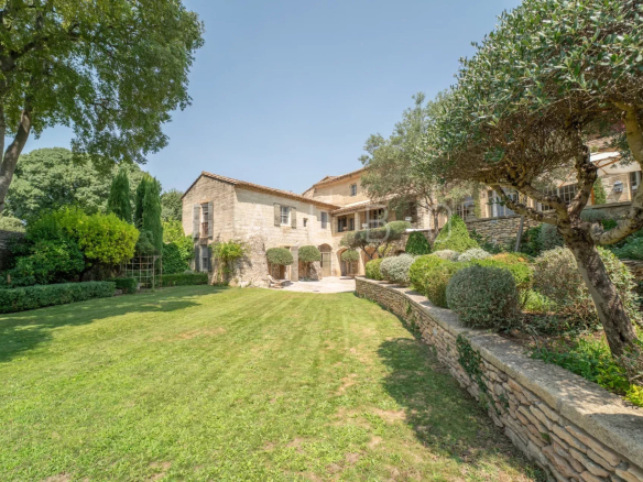 Stone farmhouse of 400m² with landscaped garden and swimming pool in Saint-Maximin, near Uzès.