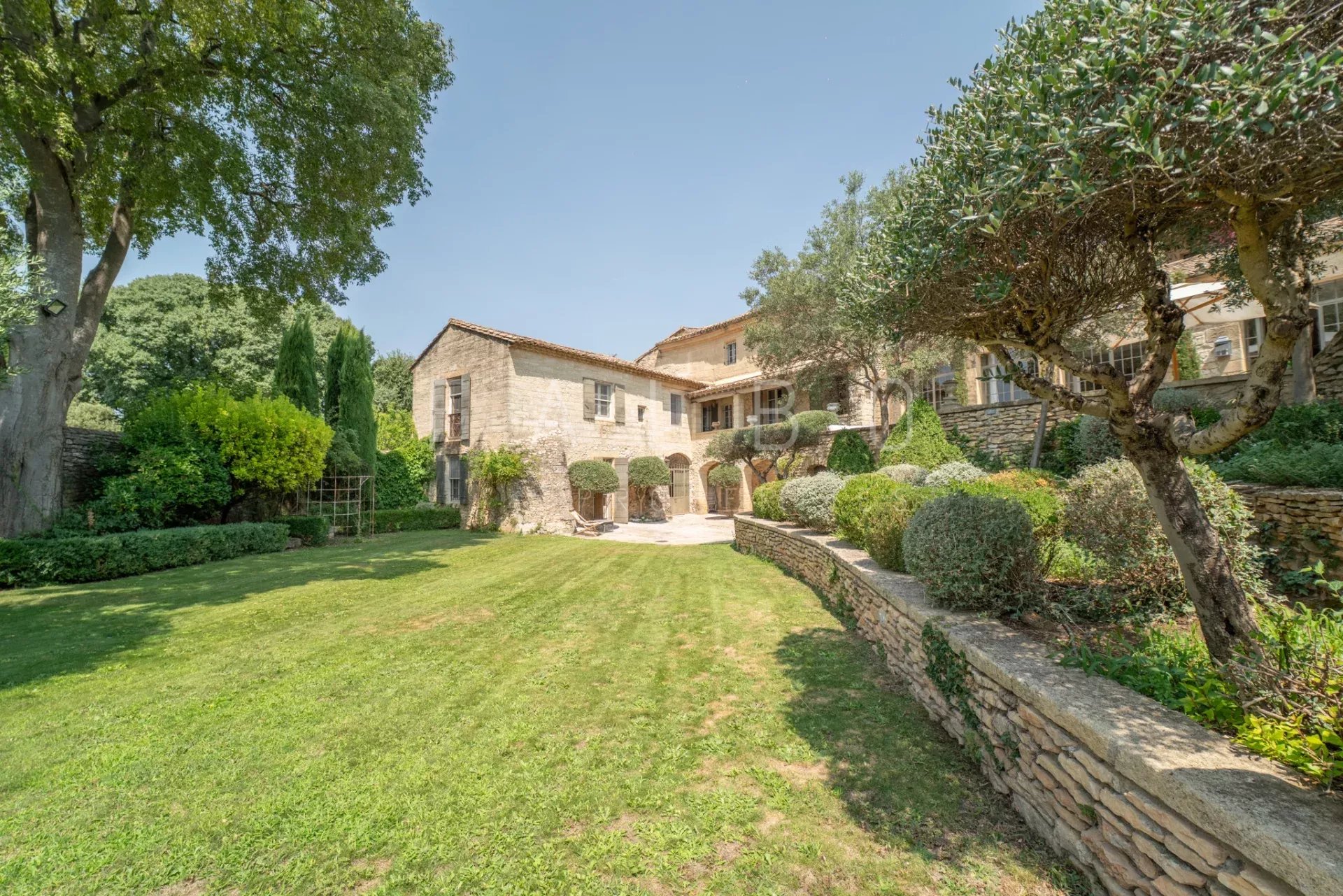 Stone farmhouse with garden and swimming pool Stone farmhouse of 400m² with landscaped garden and swimming pool in Saint-Maximin, near Uzès.
