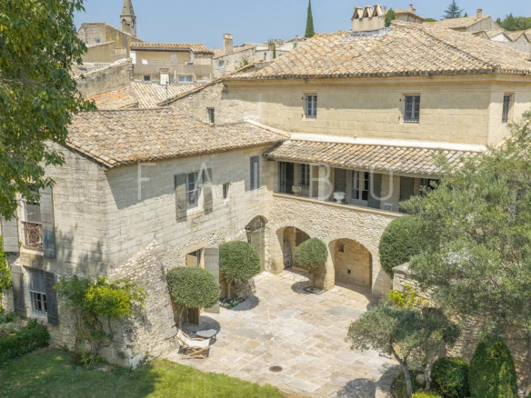 Stone farmhouse of 400m² with garden and swimming pool in Saint-Maximin, near Uzès.