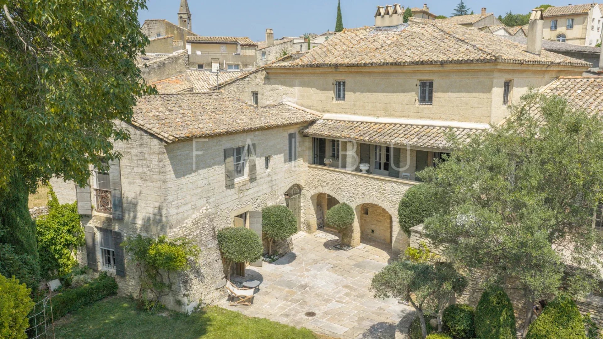 Provençal farmhouse in Saint-Maximin Stone farmhouse of 400m² with garden and swimming pool in Saint-Maximin, near Uzès.