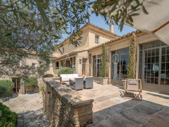 Stone farmhouse of 400m² with garden and swimming pool in Saint-Maximin, near Uzès.