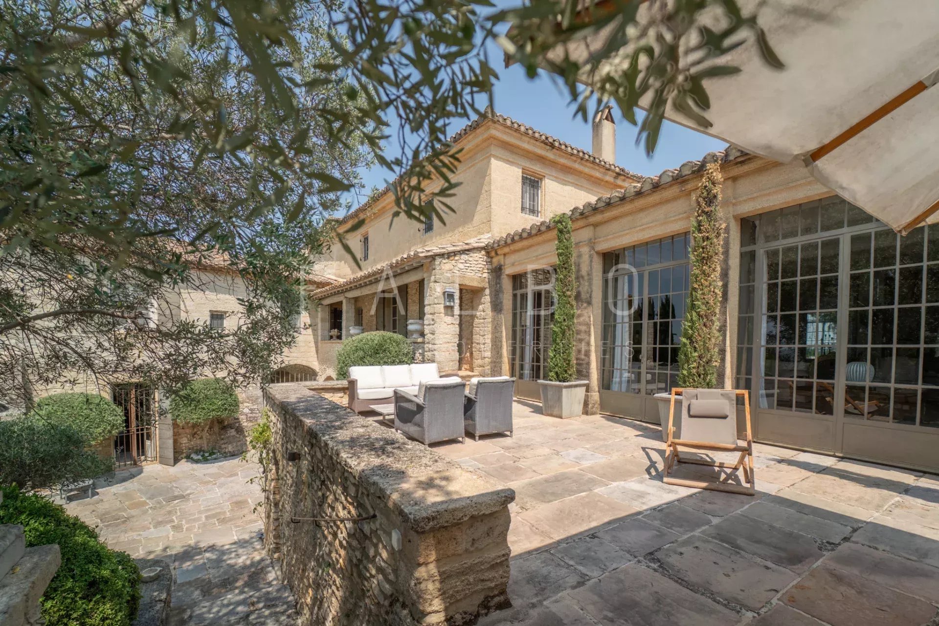 Provençal farmhouse in Saint-Maximin Stone farmhouse of 400m² with garden and swimming pool in Saint-Maximin, near Uzès.