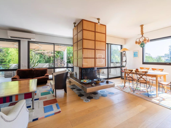 Intérieur d'un appartement moderne avec salon, salle à manger et cheminée, Marseille 8e.