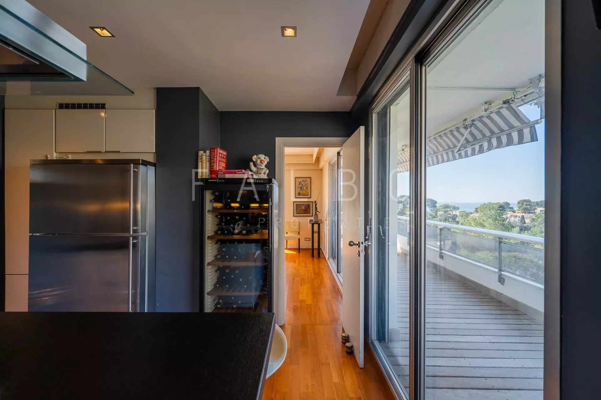 Appartement à vendre avec vue mer à Marseille 8e Intérieur d'un appartement à vendre avec vue mer, cuisine ouverte et accès à une terrasse.