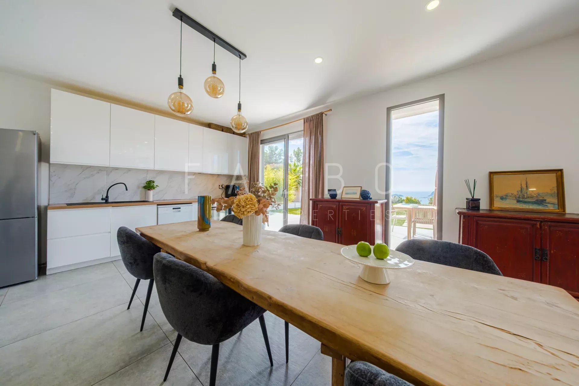 Intérieur de villa contemporaine à Ceyreste Intérieur d'une villa contemporaine avec une grande table en bois et vue sur la mer.