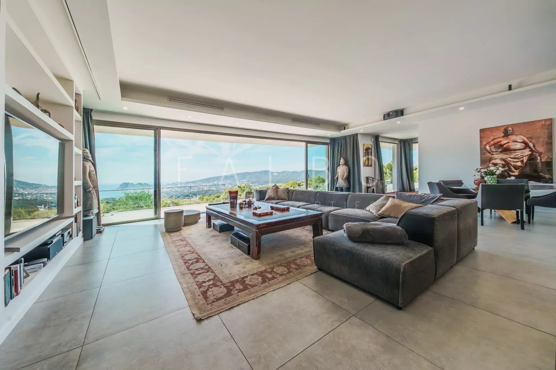 Intérieur d’une villa contemporaine à Ceyreste Intérieur moderne d'une villa avec vue sur la mer, grandes fenêtres et mobilier contemporain.