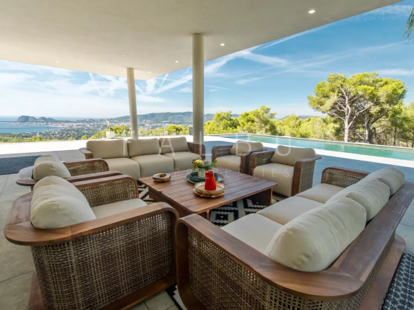 Terrasse d'une villa contemporaine avec vue sur la mer à Ceyreste, mobilier moderne et piscine visible.