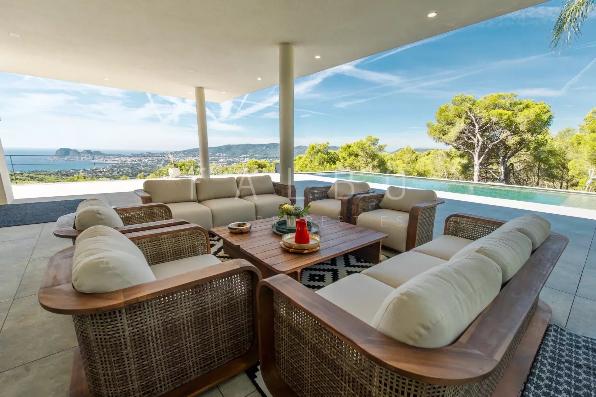 Villa contemporaine à Ceyreste Terrasse d'une villa contemporaine avec vue sur la mer à Ceyreste, mobilier moderne et piscine visible.
