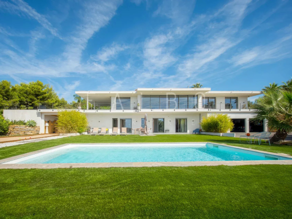 Villa contemporaine avec piscine et jardin à Ceyreste, vue sur la mer
