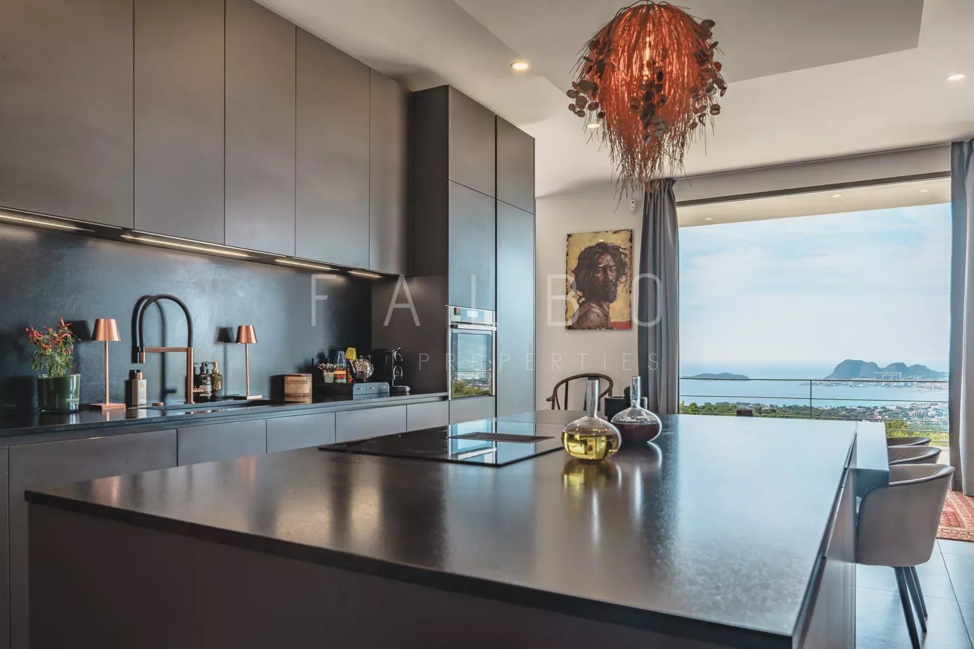 Cuisine contemporaine avec vue panoramique Cuisine moderne avec vue sur la mer, Ceyreste