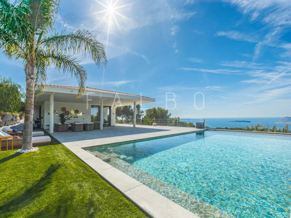 Villa contemporaine avec piscine et vue sur la mer à Ceyreste, entourée de verdure.