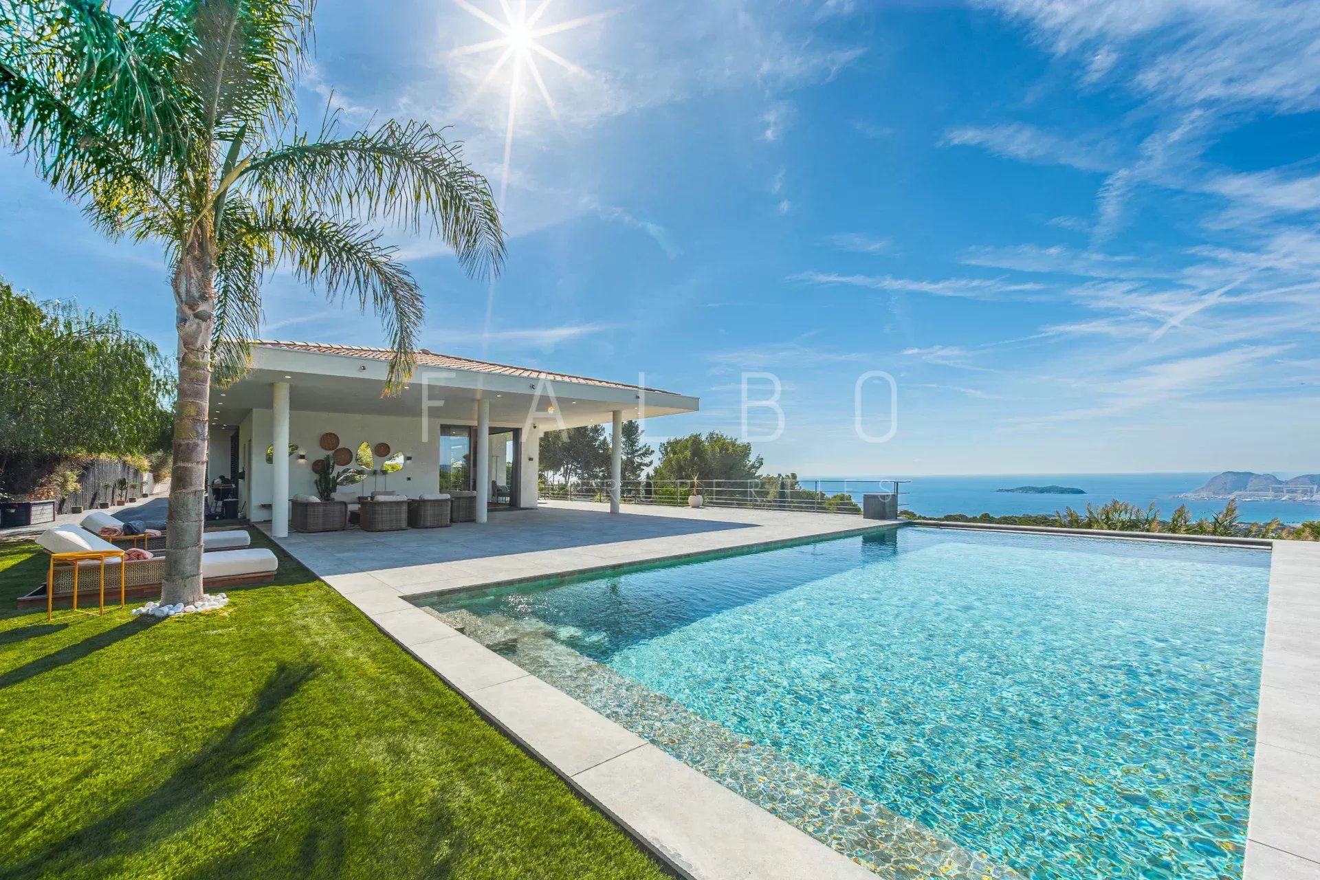 Propriété contemporaine à Ceyreste Villa contemporaine avec piscine et vue sur la mer à Ceyreste, entourée de verdure.