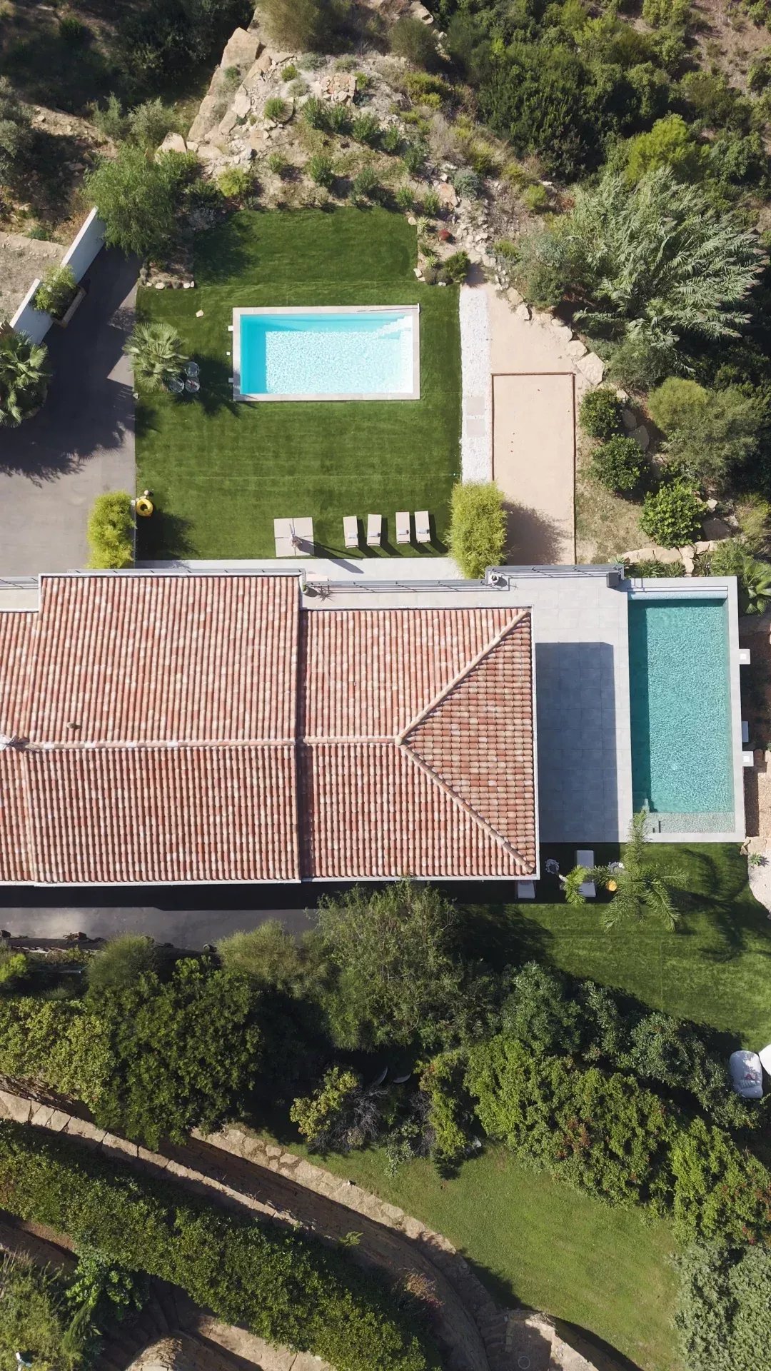Propriété contemporaine à Ceyreste Vue aérienne d'une villa contemporaine avec deux piscines et un jardin verdoyant à Ceyreste.