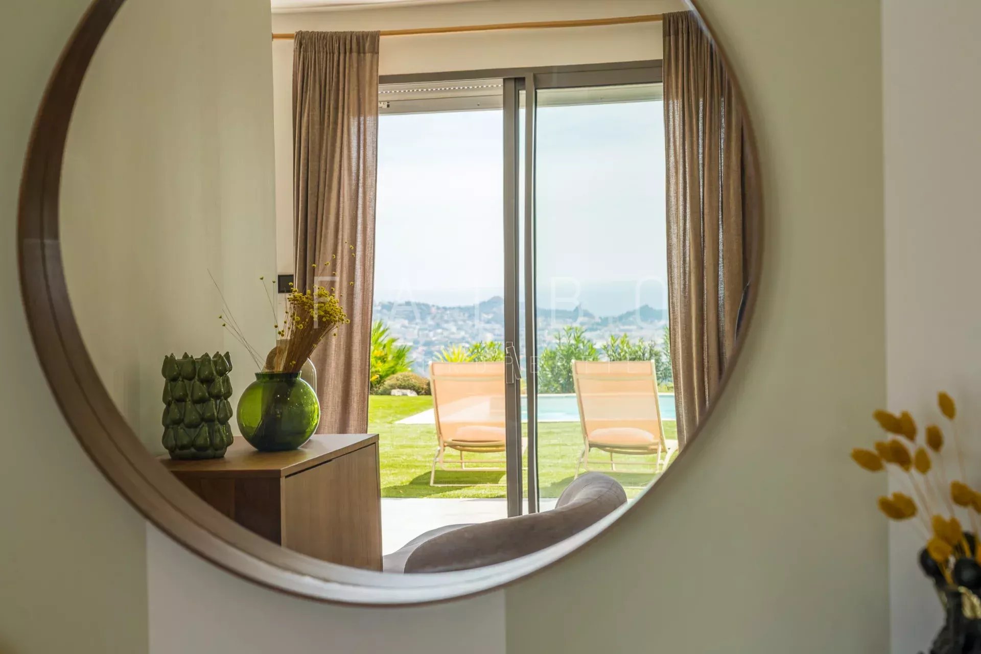Intérieur de villa contemporaine à Ceyreste Intérieur d'une villa contemporaine avec vue sur la mer, à Ceyreste, à travers un miroir rond.