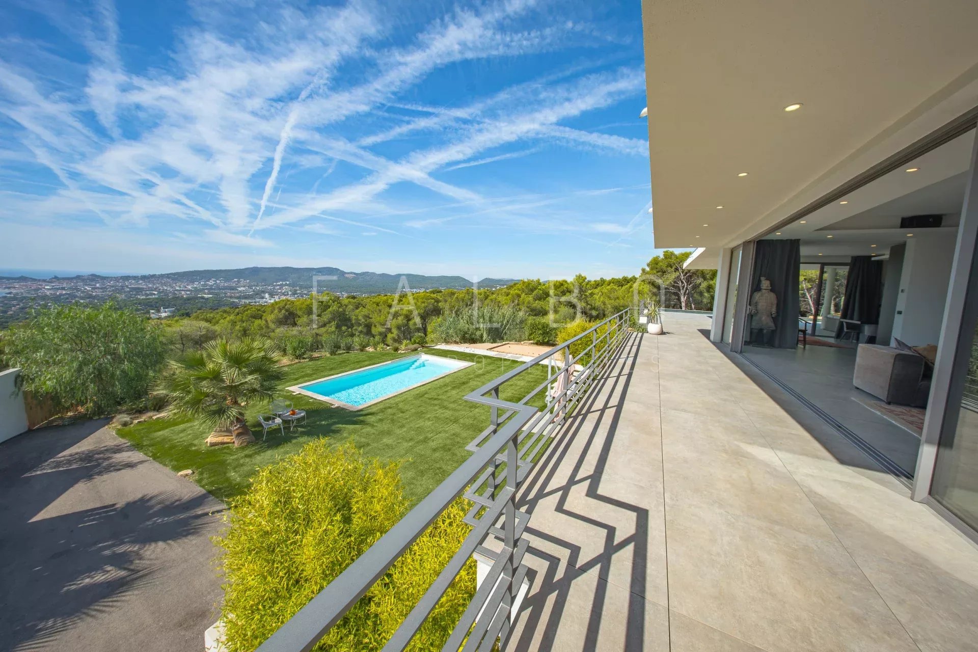 Propriété contemporaine à Ceyreste Vue panoramique d'une villa contemporaine avec piscine et jardin à Ceyreste, surplombant la baie de La Ciotat.