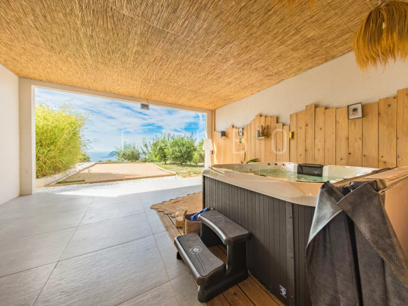 Espace extérieur avec jacuzzi et vue sur la mer à Ceyreste.