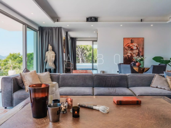 Intérieur d'une villa contemporaine à Ceyreste avec vue sur la mer, salon spacieux et décor moderne.