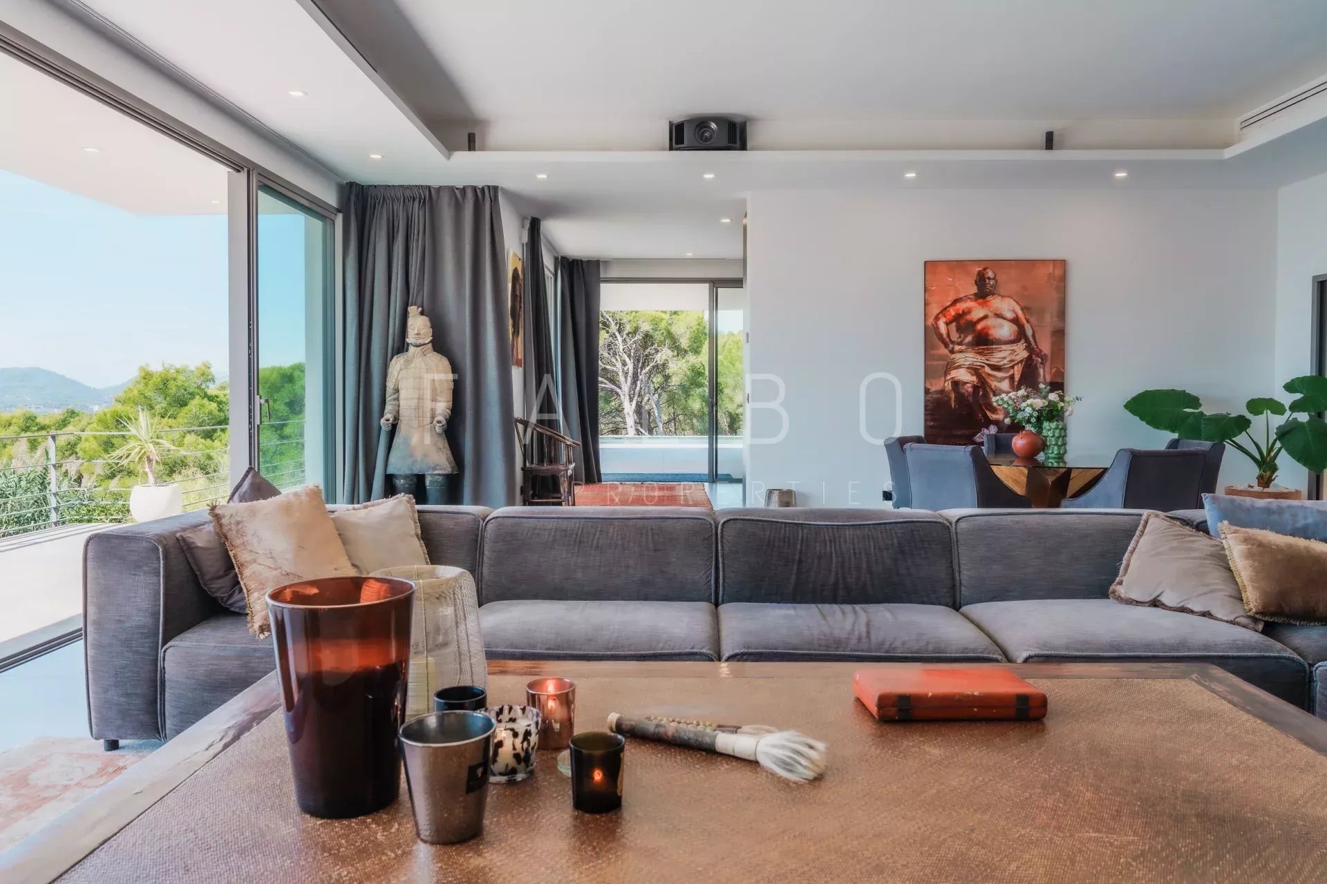 Intérieur contemporain à Ceyreste Intérieur d'une villa contemporaine à Ceyreste avec vue sur la mer, salon spacieux et décor moderne.
