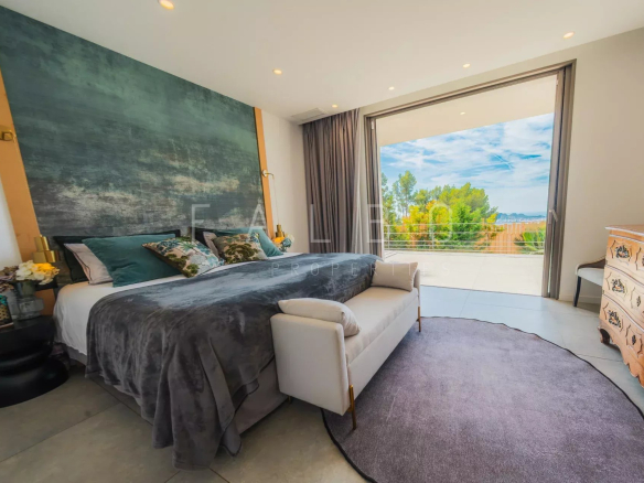 Chambre d'une villa contemporaine avec vue sur la mer à Ceyreste, décorée avec des couleurs apaisantes.