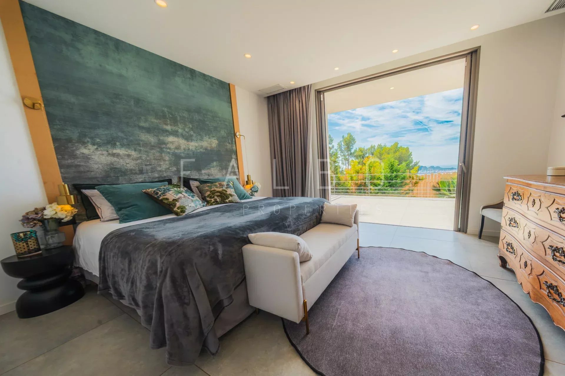 Chambre avec vue mer à Ceyreste Chambre d'une villa contemporaine avec vue sur la mer à Ceyreste, décorée avec des couleurs apaisantes.