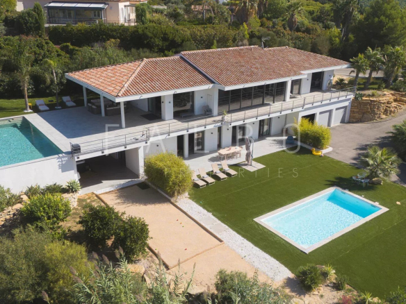 Villa contemporaine avec vue mer, deux piscines et jardins à Ceyreste.