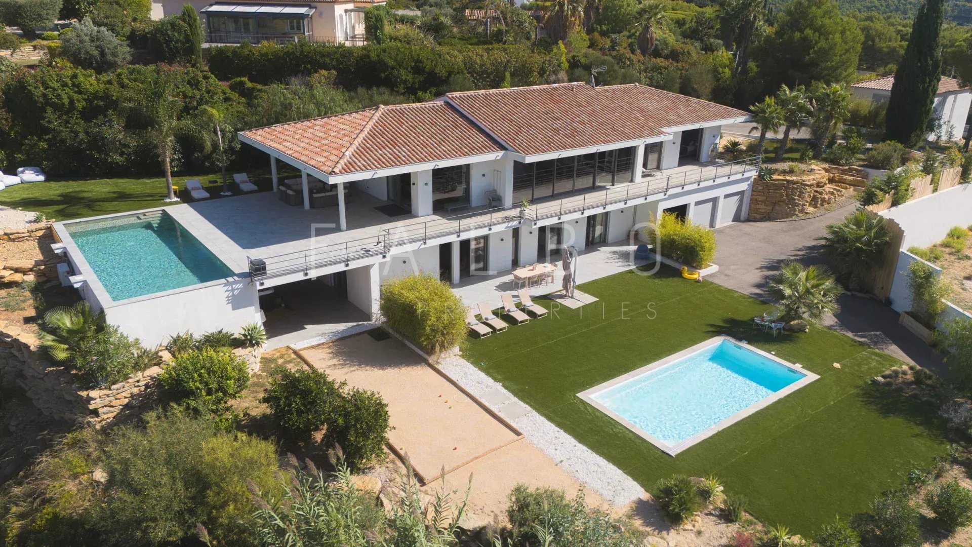 Propriété contemporaine à Ceyreste Villa contemporaine avec vue mer, deux piscines et jardins à Ceyreste.