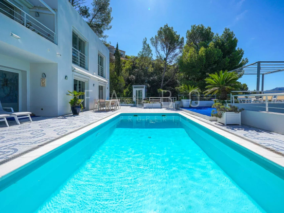 Villa contemporaine avec piscine et vue mer à Marseille, parc sécurisé, jardin verdoyant.