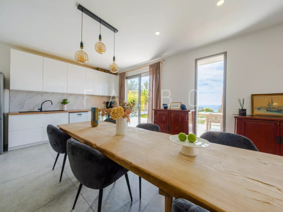 Cuisine moderne avec table en bois et vue sur la mer à La Ciotat.