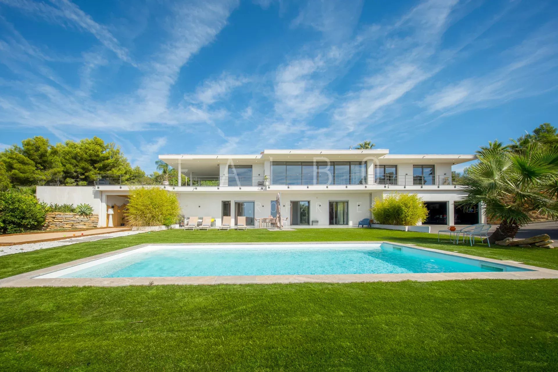 Contemporary villa in Ceyreste with swimming pool and open facade onto the garden