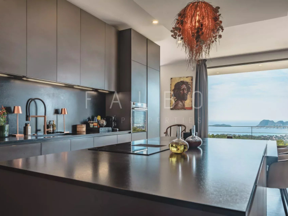 Cuisine moderne avec vue sur la mer à La Ciotat, éclairage design et aménagement contemporain.