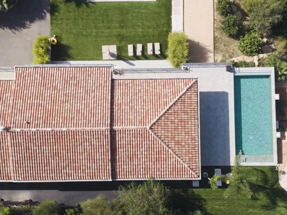 Vue aérienne d'une villa contemporaine avec deux piscines et jardins à La Ciotat.