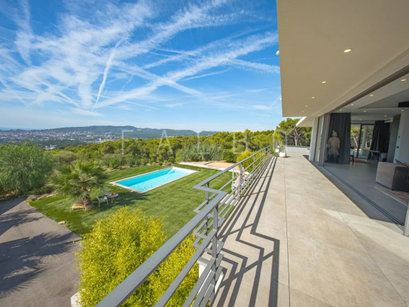 Vue panoramique d'une villa contemporaine avec piscine et jardins à La Ciotat.