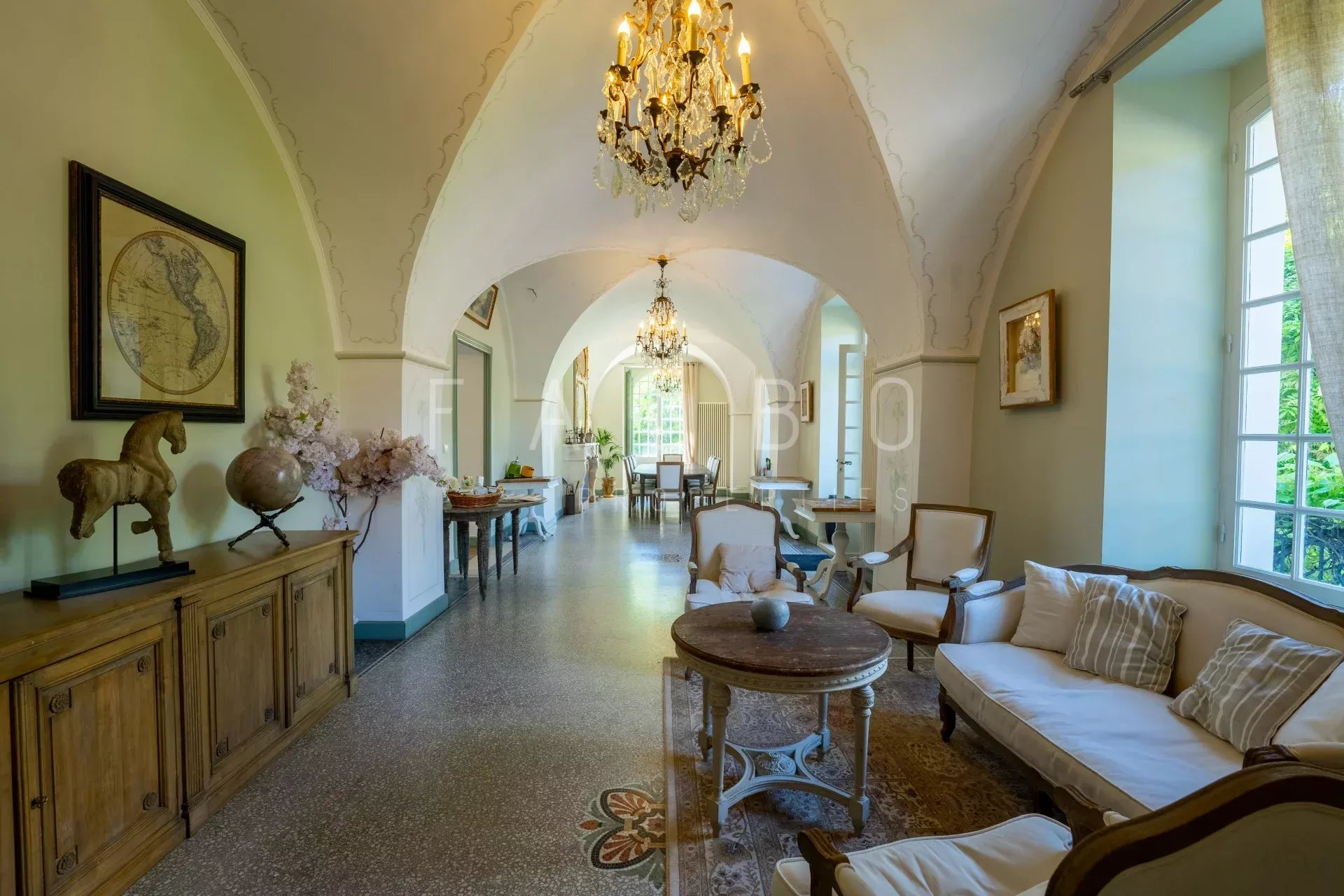Intérieur d’un château historique Intérieur d'un château restauré avec des arches, des lustres et un mobilier élégant.
