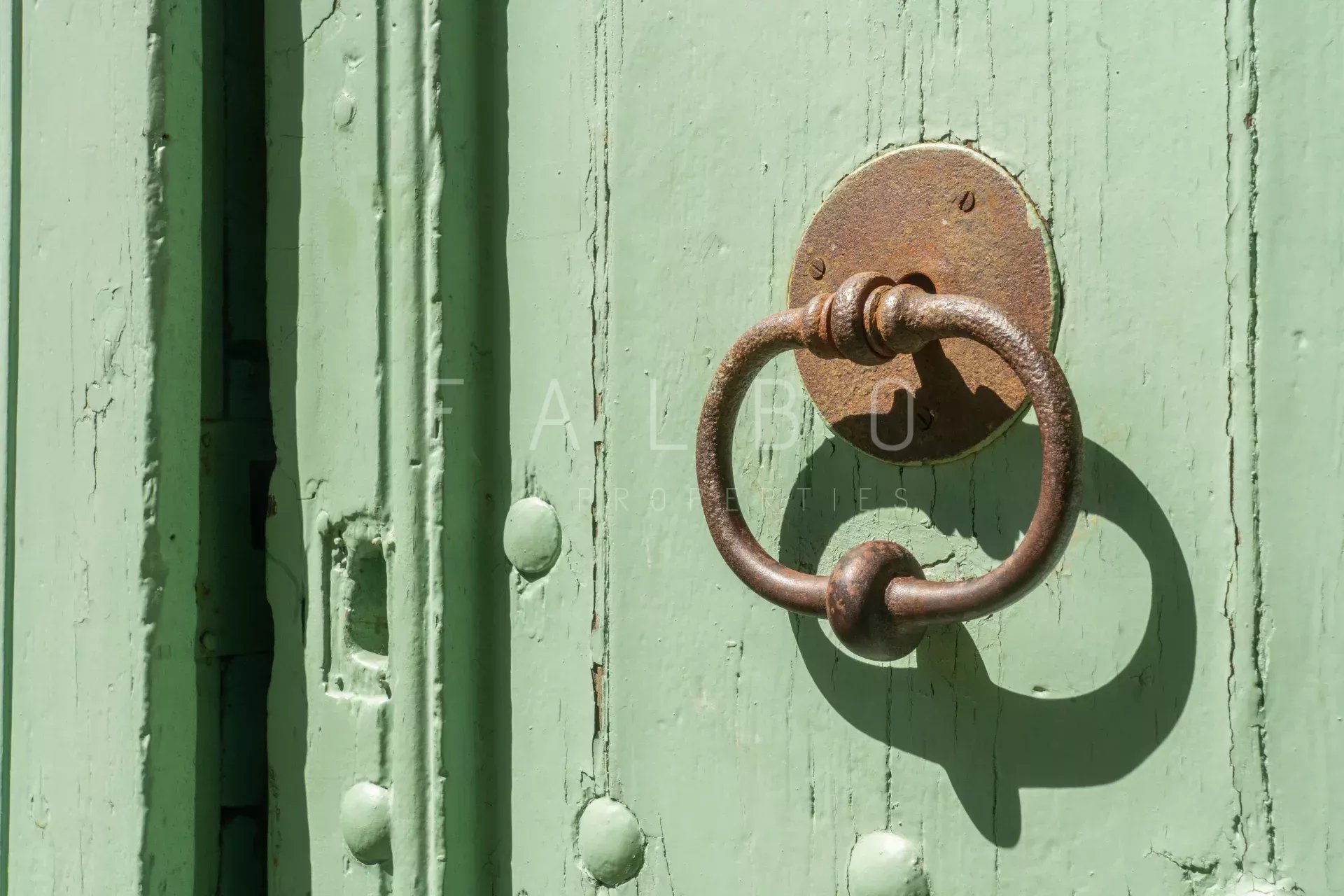 Poignée de porte historique Poignée de porte en métal sur une porte en bois verte