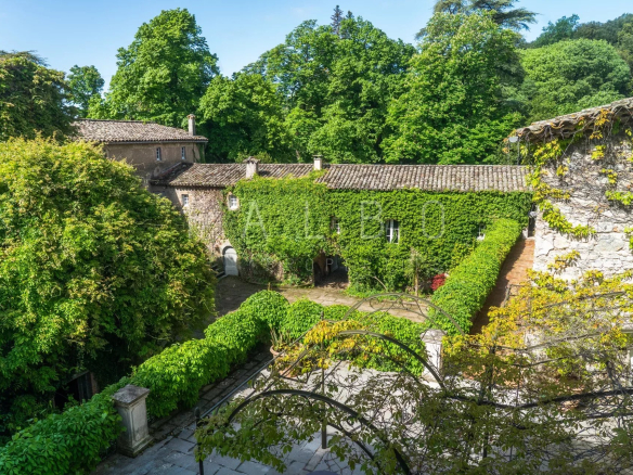 Vue d'un château restauré entouré de verdure, près d'Anduze.