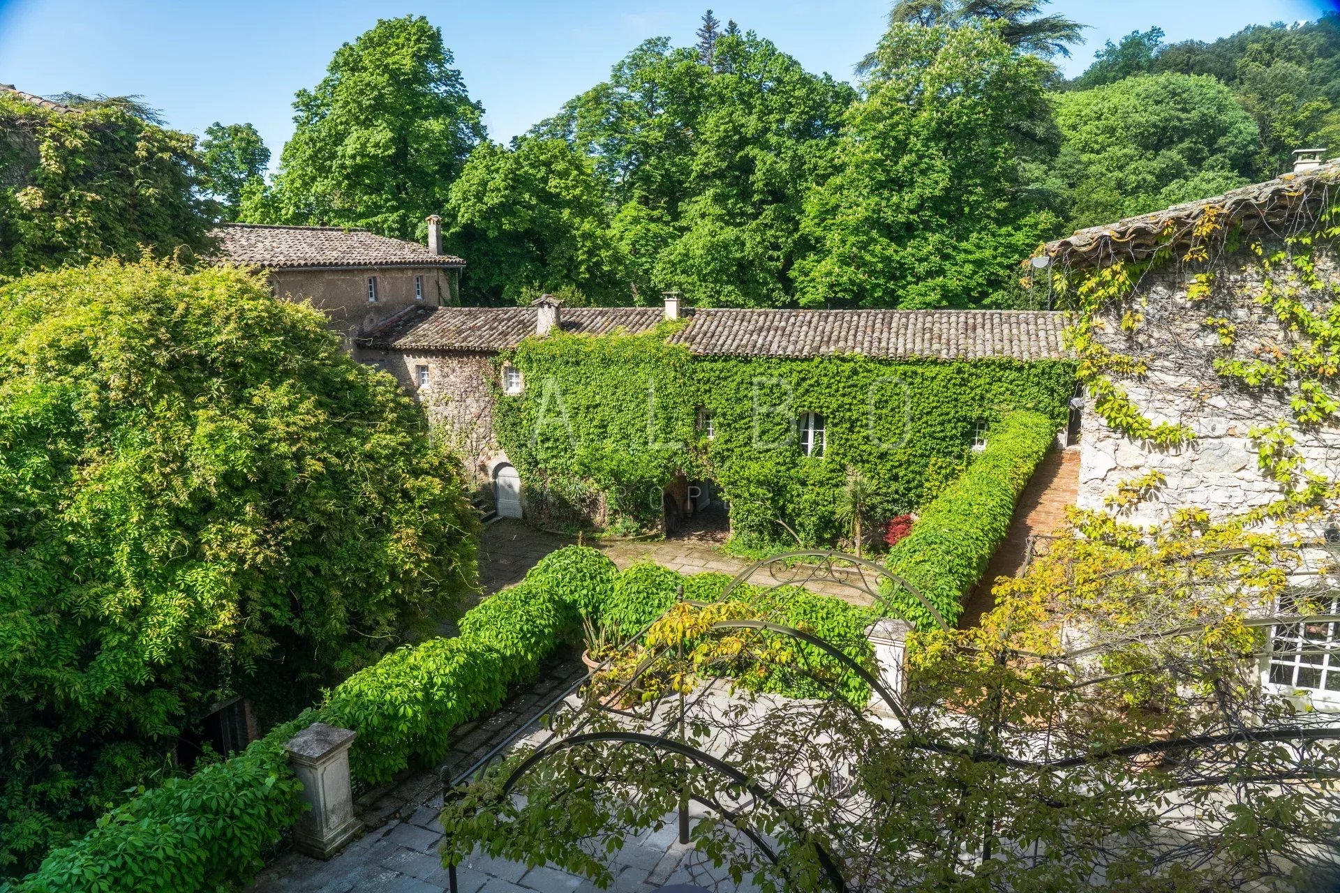Château restauré à vendre près d’Anduze Vue d'un château restauré entouré de verdure, près d'Anduze.
