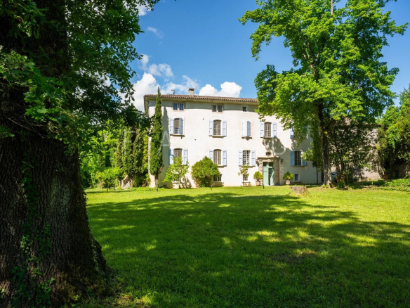 Château restauré avec jardin verdoyant, Anduze, France.