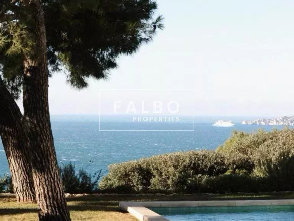 At the heart of a private park. Master of the 19th century overlooking the sea in the heart of Roucas-Blanc.