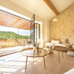 Authentique maison de village rénovée avec vue imprenable sur les plaines du Luberon et un local commercial