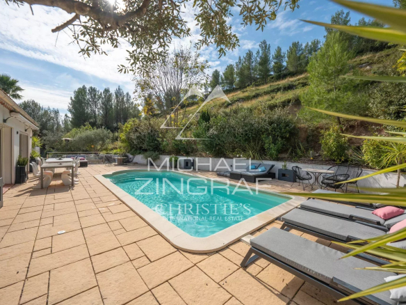 Maison avec piscine au calme absolu en pleine colline