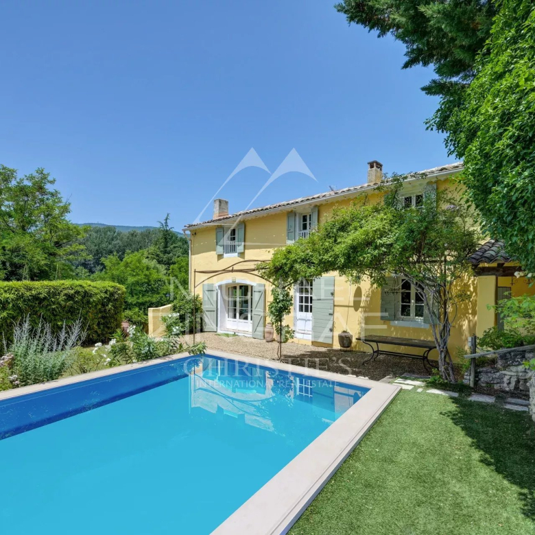 Neo-Provençal house in the heart of Provence