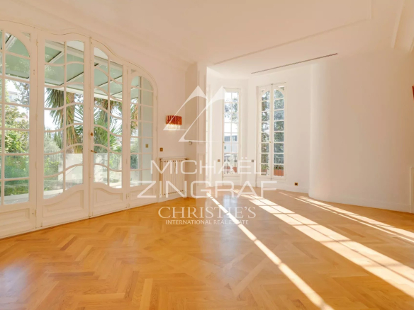 EXCLUSIVE – GOLDEN SQUARE EXCEPTIONAL APARTMENT WITH GARDEN